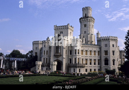 Il castello neogotico Hluboka nad Vltavou, una volta di proprietà della famiglia Schwarzenberg, è stato costruito come copia di Windsor in Inghilterra. Foto Stock