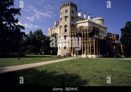 Il castello neogotico Hluboka nad Vltavou, una volta di proprietà della famiglia Schwarzenberg, è stato costruito come copia di Windsor in Inghilterra. Foto Stock