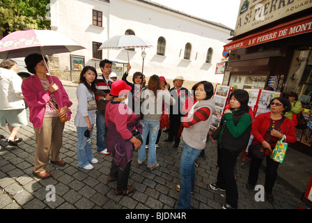 Turisti asiatici a Place Jean Marais Montmartre Parigi Francia Foto Stock