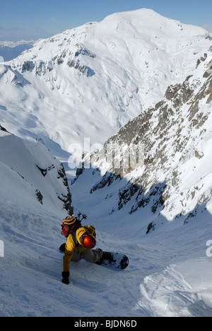 Snowboarder entrando molto ripido canalone al Col Belvede, vicino Le Brevent-Flegere ski resort, Chamonix, Francia. -Per il sig. Buet mt di distanza. Foto Stock