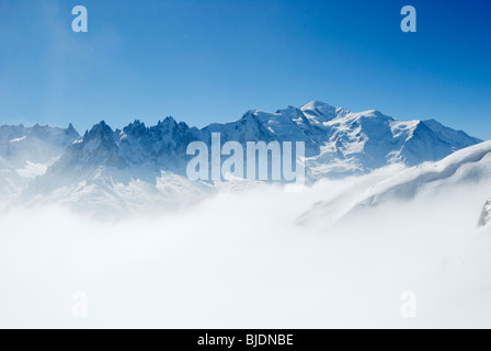 Il Mont Blanc sopra le nuvole come si vede da Le Flegere, Chamonix, Francia Foto Stock