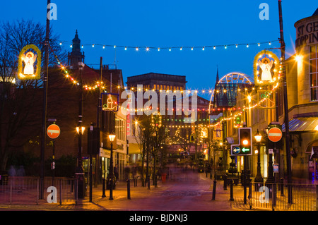 Le luci di Natale in Friargate, Preston, Lancashire, guardando verso la Harris Museo e Galleria d'arte Foto Stock