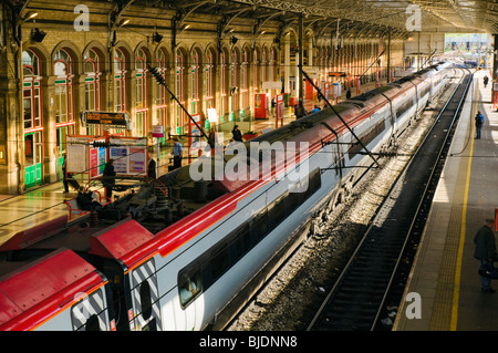 Vergine treno pendolino a Preston, Lancashire, Inghilterra Foto Stock