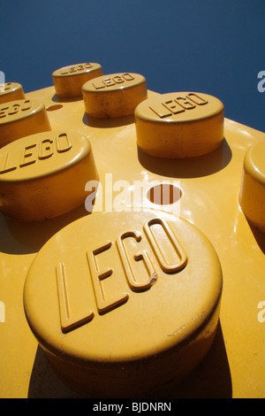 Close up Lego branding su gigante rosso, giallo e blu di blocchi Lego al di fuori di Legoland, Windsor, Regno Unito. Foto Stock