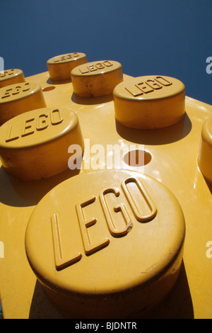 Close up Lego branding su gigante rosso, giallo e blu di blocchi Lego al di fuori di Legoland, Windsor, Regno Unito. Foto Stock