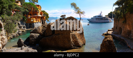 Costoso yacht a motore nel porto di Portofino, liguria, Italia Foto Stock