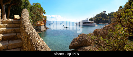 Costoso yacht a motore nel porto di Portofino, liguria, Italia Foto Stock