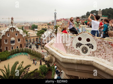 La vista dal balcone al Parco Güell di Gaudi opera in natura in Barcellona. Foto Stock