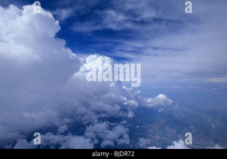 Vista aerea fuori da una parte anteriore del congestus nuvole. La fase di formazione tra cloud Cumulus e Cumulonimbus. A sud-ovest della Francia Foto Stock