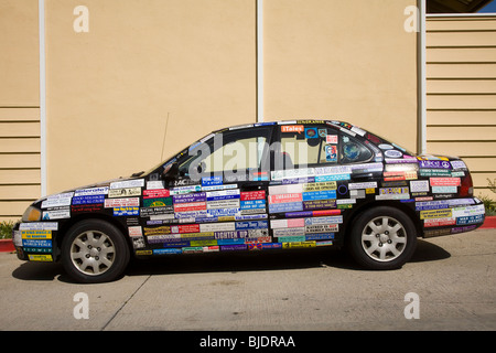 Un auto coperti con adesivi per paraurti, Inglewood, Contea di Los Angeles, California, Stati Uniti d'America Foto Stock