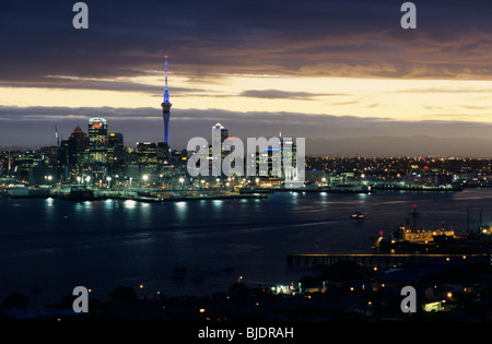 Città di Auckland e Waitemayta Harbour di notte visto da Devonport. Northland e North Island, Nuova Zelanda Foto Stock