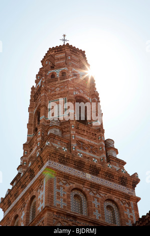 Sun sull'angolo di un edificio ornato al Poble Espanyol, un villaggio con una collezione di 117 replica edifici spagnolo Foto Stock