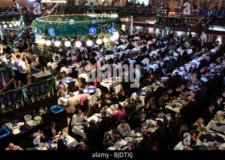 Il CeBIT 2010, il più grande del mondo di computer expo, il salone di Monaco di Baviera è il famoso ristorante bavarese sulla fiera. Foto Stock