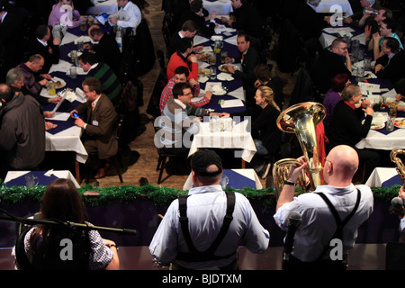 Il CeBIT 2010, il più grande del mondo di computer expo, il salone di Monaco di Baviera è il famoso ristorante bavarese sulla fiera. Foto Stock