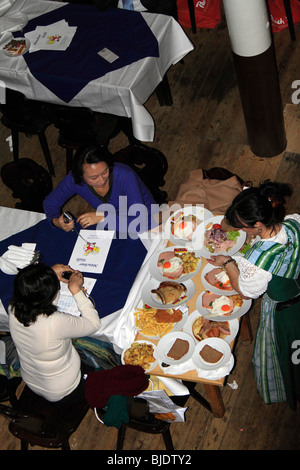 Il CeBIT 2010, il più grande del mondo di computer expo, il salone di Monaco di Baviera è il famoso ristorante bavarese sulla fiera. Foto Stock