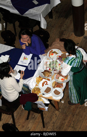 Il CeBIT 2010, il più grande del mondo di computer expo, il salone di Monaco di Baviera è il famoso ristorante bavarese sulla fiera donne giapponesi Foto Stock