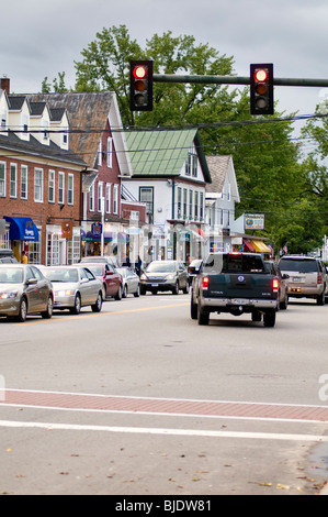 Il traffico sulla strada principale attraverso North Conway nel New Hampshire, STATI UNITI D'AMERICA Foto Stock