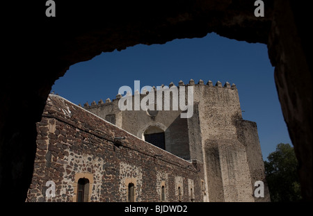 Sul retro della chiesa del ex convento di San Agustín Acolman è visibile attraverso una finestra in Acolman, Città del Messico Foto Stock