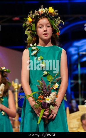 Fiore ragazza in Gorsedd dei cantori cerimonia sul palco del padiglione a livello nazionale Eisteddfod del Galles newport gwent South Wales UK Foto Stock