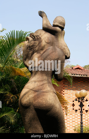 Pregando il bambino nelle mani di Madre .scultura di madre e bambino insieme in Kerala India Foto Stock