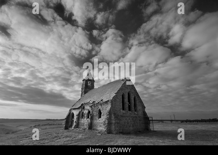 L'ora in rovina Chiesa della Santa Trinità (costruito 1890) in Cottam, East Riding of Yorkshire, Regno Unito Foto Stock