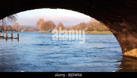 Ponte sul Fiume Tamigi a Henley on Thames Oxfordshire England Regno Unito Foto Stock