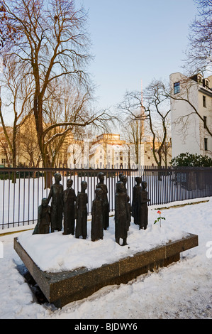 Scultura in bronzo - Ebrei vittime del fascismo, di fronte al cimitero ebraico, Grosse Hamburger Strasse, Berlino, Germania, Europa Foto Stock