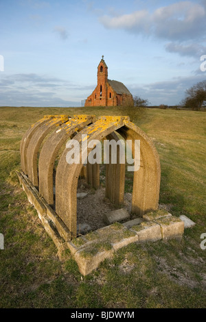 I resti di una seconda guerra mondiale air raid shelter e le rovine di una chiesa della Santa Trinità (costruito 1890) in Cottam, East Riding of Yorkshire, Regno Unito Foto Stock