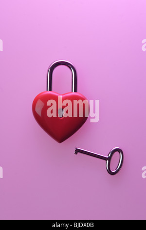 Cuore a forma di lucchetto con chiave Foto Stock