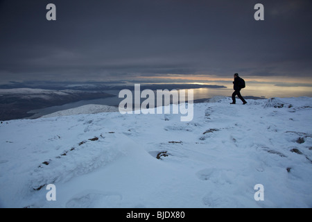 Una collina walker su una coperta di neve Blaven (Blabheinn) sull'Isola di Skye in Scozia Foto Stock