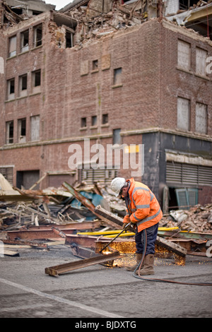 La squadra di demolizione di distruggere un vecchio edificio per avviare un nuovo progetto di sviluppo Foto Stock