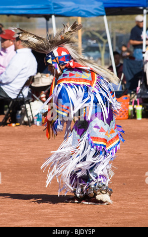 Native American ballerini in tradizionale regalia eseguire durante un Pow Wow. Foto Stock