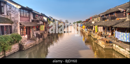 Il canale e le case sulle sue rive della città di Xitang, nella provincia di Zhejiang, Cina Foto Stock