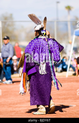 Native American ballerini in tradizionale regalia eseguire durante un Pow Wow. Foto Stock