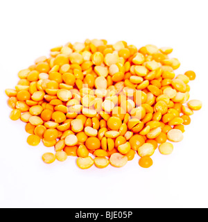 Un mucchio di giallo crudo piselli spezzati su sfondo bianco Foto Stock