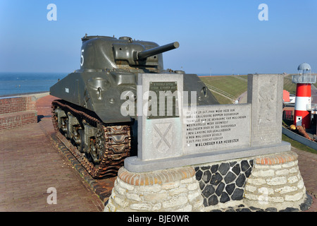 Seconda guerra mondiale due Sherman M4A4 serbatoio in corrispondenza della diga / diga a Westkapelle, Zelanda, Paesi Bassi Foto Stock