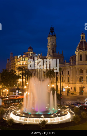 Il Municipio e la fontana, Plaza del Aguntamiento, Valencia, Spagna Foto Stock