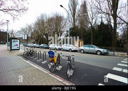 Bike park e automobili parcheggiate, Strasburgo, Alsazia, Francia Foto Stock