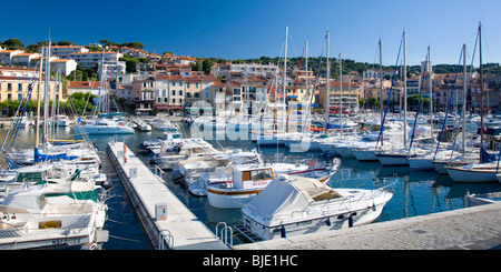 Cassis, Provenza, Francia. Vista sul porto. Foto Stock