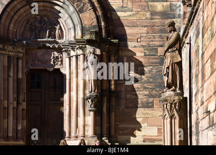 Strasburgo, Notre Dame cattedrale gotica del XIV secolo, sentenza portal, benda sinagoga e Erwin von Steinbach statue, Alsazia, Francia, Europa Foto Stock