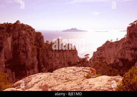 Cassis, Provenza, Francia. Vista da una scogliera sopra la Calanque d'En Vau, Ile de Riou visibile in lontananza. Foto Stock