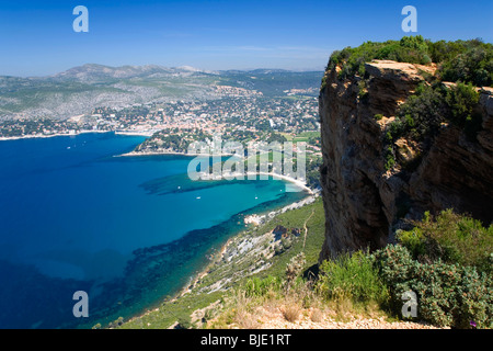 Cassis, Provenza, Francia. Vista sulla costa mediterranea di Cap Canaille. Foto Stock