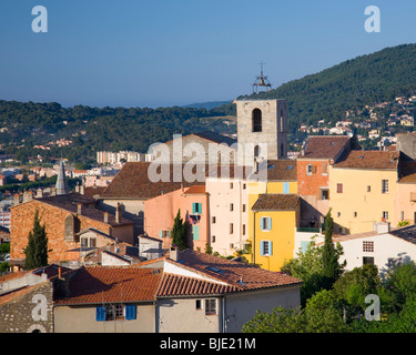 Hyères, Provenza, Francia. Vista sulla città vecchia tetti da Parc san Bernardo, torre di Collégiale St-Paul prominente. Foto Stock