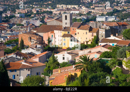 Hyères, Provenza, Francia. Vista sulla città vecchia tetti da Parc san Bernardo, torre di Collégiale St-Paul prominente. Foto Stock