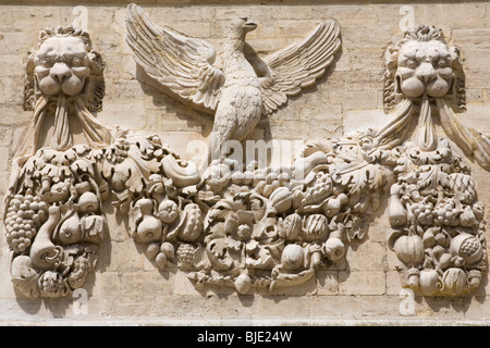 Avignone, Provenza, Francia. Aquila scolpita sulla facciata dell'Hôtel des Monnaies, ex zecca papale. Foto Stock