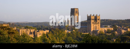 Durham, County Durham, Inghilterra. Vista panoramica del castello e della cattedrale, il tramonto. Foto Stock