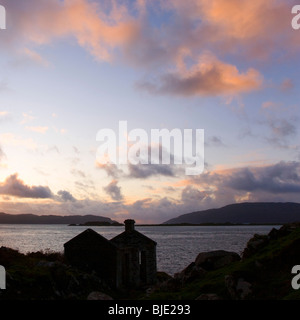 Aird, Argyll and Bute, Scozia. Silhouette di casa in rovina sulla penisola Craignish vicino Ardfern, Giura e Scarba al di là. Foto Stock