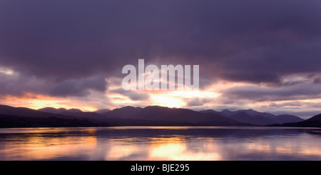 Corpach, Highland, Scozia. Vista Panoramica verso ovest lungo il Loch Eil al tramonto, cielo tempestoso. Foto Stock