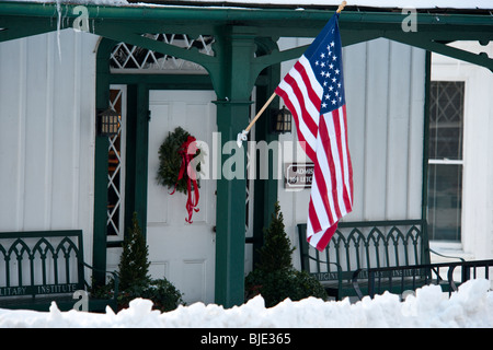 Stelle e strisce di bandiera fuori il battimano board ufficio ammissioni al VMI, Lexington, Virginia, Stati Uniti d'America Foto Stock