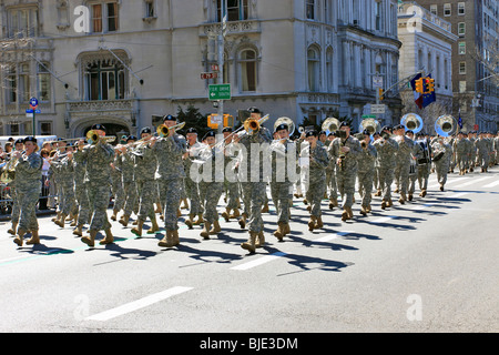 Militari di marching band marche fino 5° Ave. in per il giorno di San Patrizio parade, Manhattan New York City Foto Stock